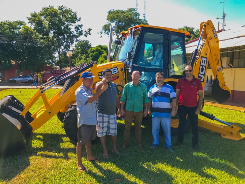 A ADMINISTRAÇÃO MUNICIPAL RECEBE EQUIPAMENTOS AGRÍCOLAS E RODOVIÁRIO